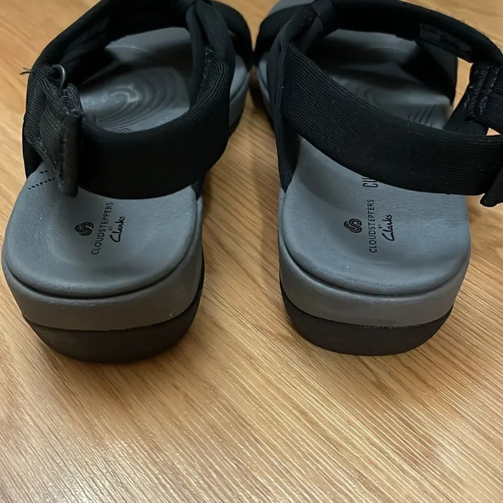 CLARKS CLOUDSTEPPERS WOMEN’S SIZE 6  ARLA MAE BOW SANDALS